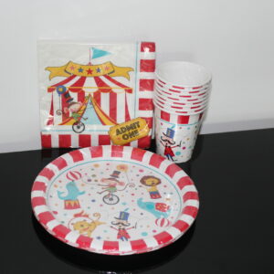 Un set de vaisselle avec assiette, gobelets et serviettes en papier, idéal pour organiser un anniversaire