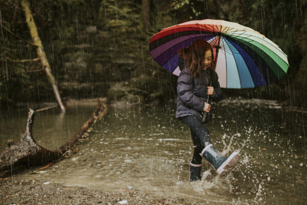 Jouer sous la pluie ! Les enfants ont des idées !