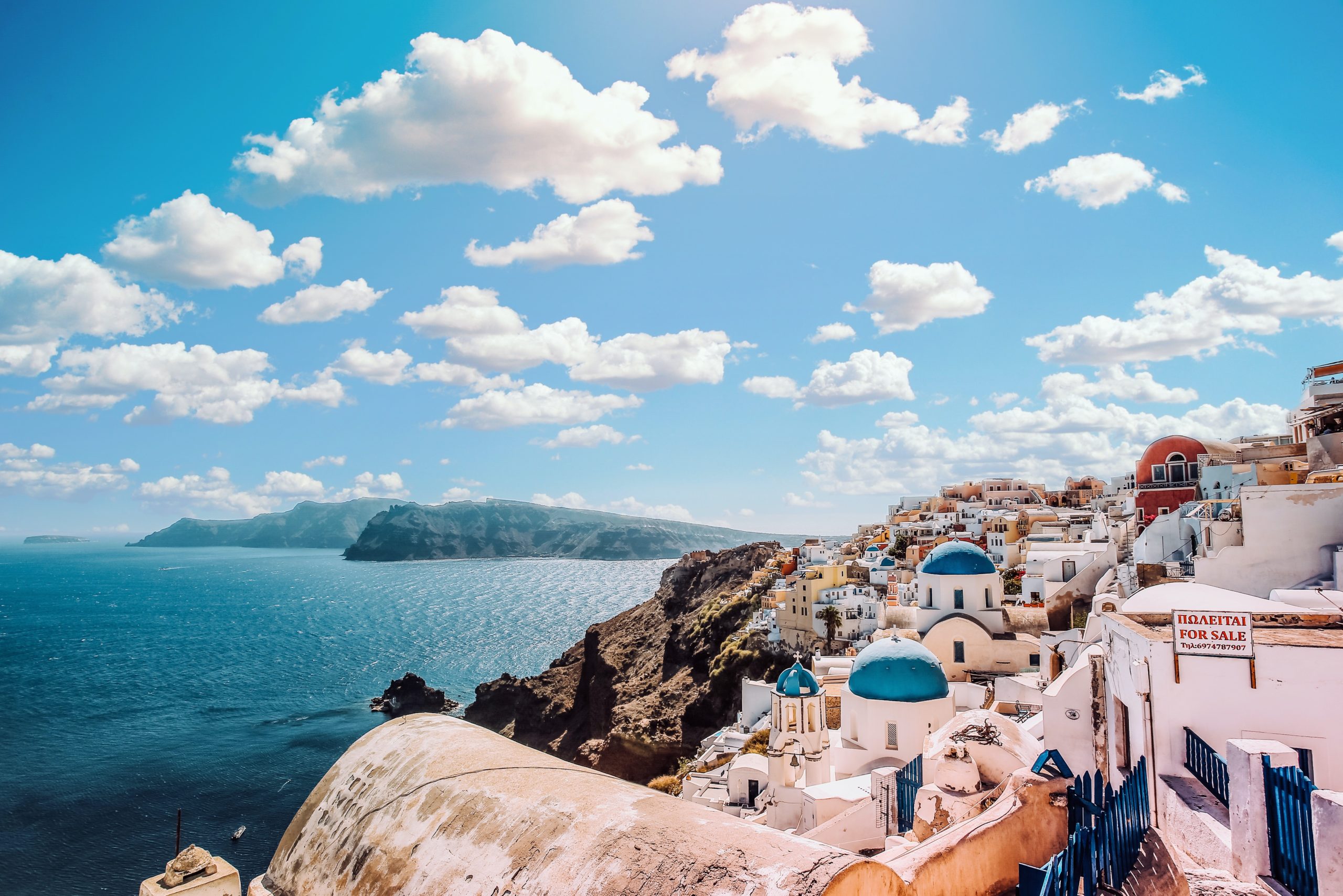 toit créte bleu et blanc et mer turquoise en grèce