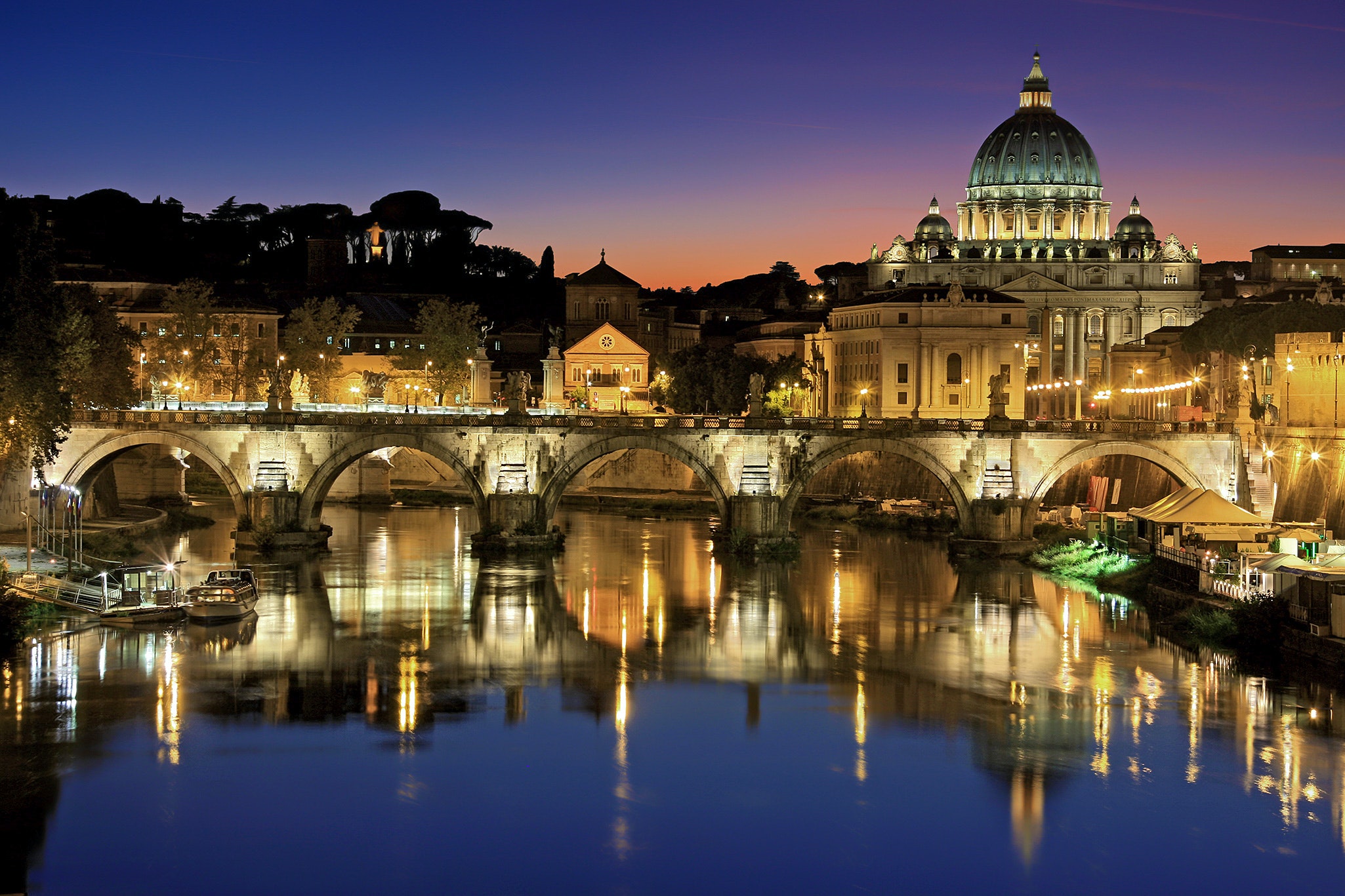 vatican la nuit et le tibre